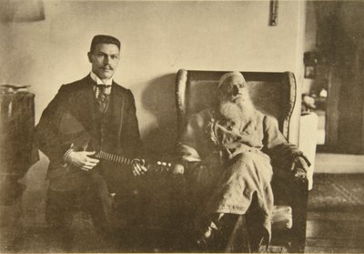 Rosyjski pisarz Lew Tołstoj z bałałajką Borysem Trojanowskim, Rosja, 1909 autorstwa Sophia Andreevna Tolstaya