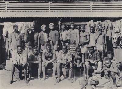 Grupa w kompleksie (zdjęcie czarno-białe) autorstwa South African Photographer