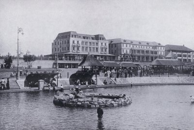 Brodzik dla dzieci, plaża, Durban (zdjęcie czarno-białe) autorstwa South African Photographer