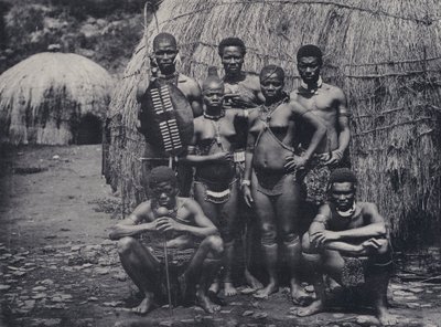 Native at Home (zdjęcie czarno-białe) autorstwa South African Photographer