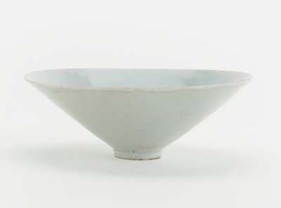Miska z formowanym wzorem feniksa i kwiatów, ok.1200 (ceramika) autorstwa Southern Song Dynasty Chinese School