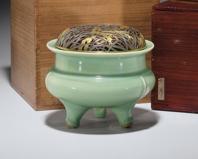 Duża seledynowa kadzielnica trójnożna Longquan z japońską złoconą metalową pokrywą (ceramiczną) (patrz również 349496) autorstwa Southern Song Dynasty Chinese School