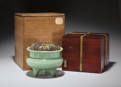 Duża seledynowa kadzielnica trójnożna Longquan z japońską złoconą metalową pokrywą (ceramiczną) (patrz również 349486) autorstwa Southern Song Dynasty Chinese School