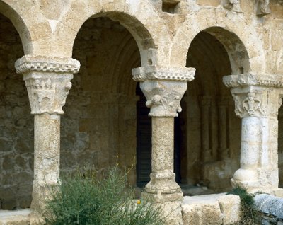 Arkady atrium, kościół św. Michała, San Esteban de Gormaz, Hiszpania, architektura XI-XII w. (foto) autorstwa Spanish School