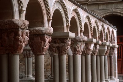 Widok kapiteli arkadowych w krużgankach autorstwa Spanish School