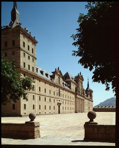 Widok na główną fasadę Royal Seat autorstwa Spanish School