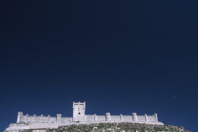 Widok na zamek z doliny rzeki Duero autorstwa Spanish School