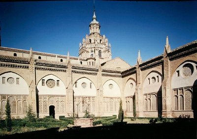 Widok na krużganki, zbudowane w latach 1504-29 autorstwa Spanish School