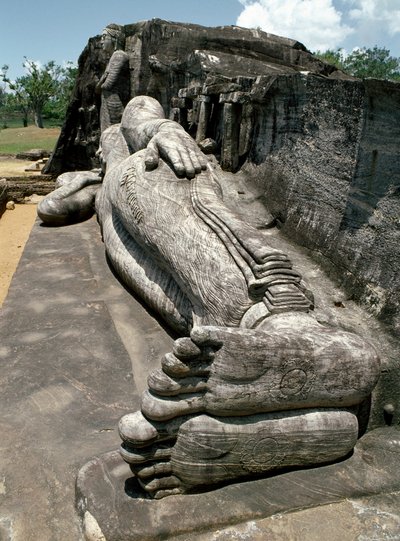Półleżący obraz, który przedstawia parinirwanę Buddy, rzeźbę, Świątynię Gal Vihara autorstwa Sri Lankan