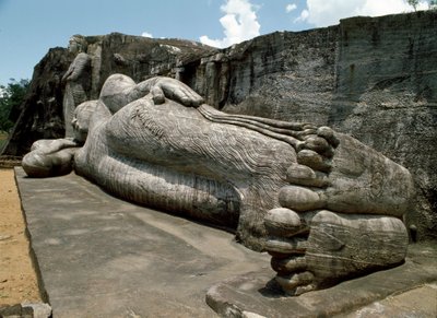 Półleżący obraz, który przedstawia parinirwanę Buddy, rzeźbę, Świątynię Gal Vihara autorstwa Sri Lankan