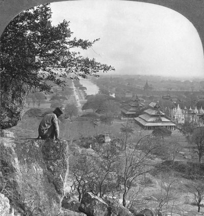 Widok ogólny Mandalay, Birma, ukazujący mur fortu, 1908 autorstwa Stereo Travel Co