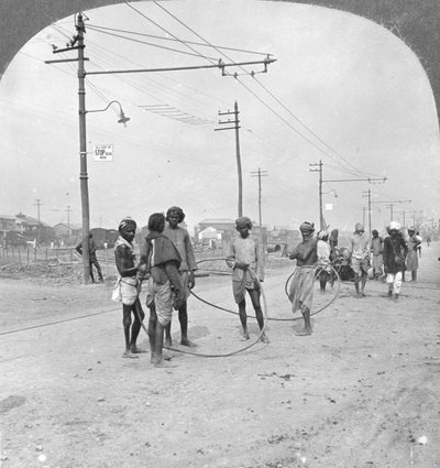 Mężczyźni gotowi wyciągnąć ciężki ładunek, Rangun, Birma, 1908 autorstwa Stereo Travel Co