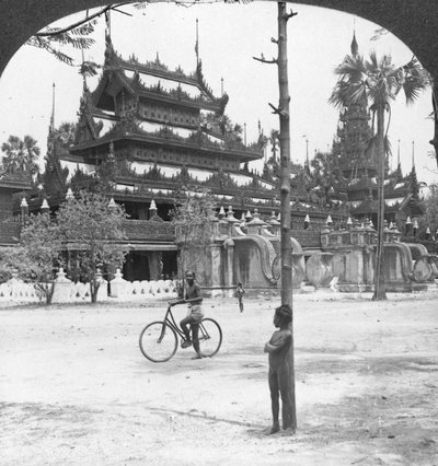 Złoty Klasztor Królowych, Mandalaj, Birma, 1908. autorstwa Stereo Travel Co