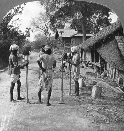 Naprawa dróg, Bhamo, Birma, 1908 autorstwa Stereo Travel Co