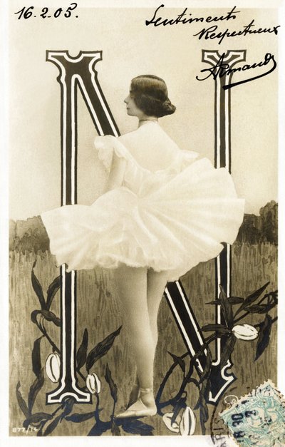 N : Cleopatre Diane de Merode, zwana Cleo de Merode , tancerka z la Belle Epoque, szkolona w Operze Paryskiej - Theatre des Folies Bergere , Paryż - Alfabet na pocztówce autorstwa Studio Reutlinger