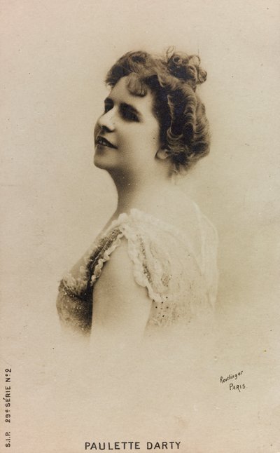 Portret francuskiej piosenkarki Paulette de Bardy, znanej jako Paulette Darty; Pocztówka autorstwa Studio Reutlinger