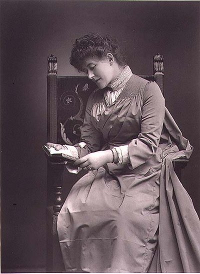 Ellen Terry (1847-1928) zdjęcie portretowe, połowa lat 80. XIX wieku (zdjęcie czarno-białe) autorstwa Studio Walery