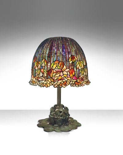 Lampa stołowa „Pond Lily”, ok. 1903 (szkło ołowiowe i patynowany brąz) autorstwa Studios Tiffany