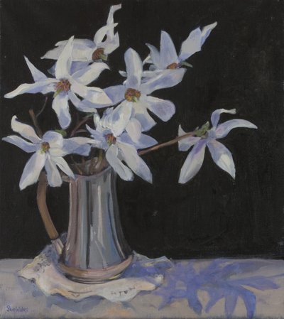 Białe magnolie w srebrnym dzbanku, 2019 autorstwa Sue Wales