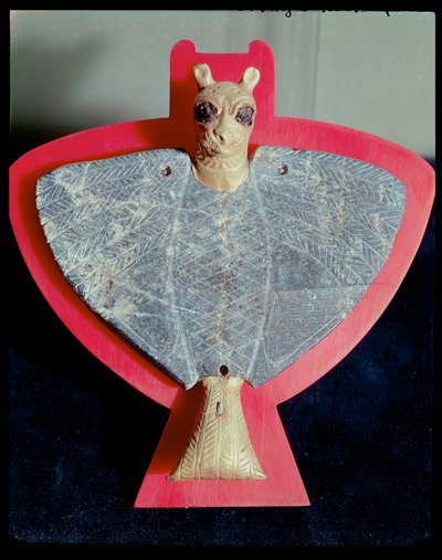 Napierśnik w kształcie orła z głową lwa, z Tell Hariri (starożytne Mari) ok. 2500 pne (złoto, miedź, bitum i lapis lazuli) autorstwa Sumerian