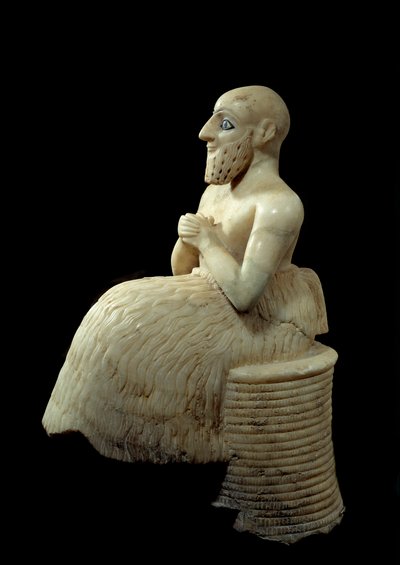 Sztuka Mezopotamii: Statua Intendenta Ebiha-ila. Rzeźba albastra, muszli, lapis-lazuli i łupka, ok. 2500 pne (okres sumeryjski, ok. 2900-2200 pne). Od Mari. Wysokość: 0,525 m Paryż, Musee du Louvre. autorstwa Sumerian Mesopotamian School