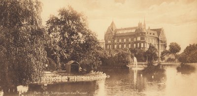 Malmo: część parku zamkowego z muzeum (zdjęcie czarno-białe) autorstwa Swedish Photographer