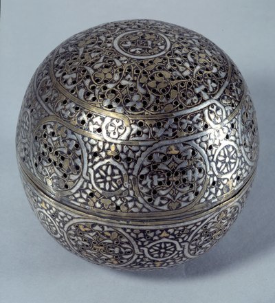 Sztuka orientalna: Perfumy Frule (zapachy spalające) lub podgrzewacze do rąk (ogrzewacze do rąk) z Syrii, koniec XV, początek XVI wieku. Stop miedzi kuty z dekoracją nagrobną, przebity, inkrustowany złotą, srebrną i czarną pastą. Paryż, Musee du Louvre autorstwa Syrian School