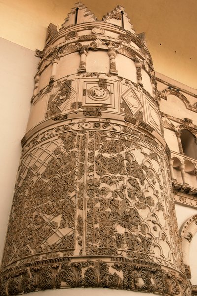 Wejście do Muzeum Narodowego, które obejmuje monumentalną bramę do Qasr al-Hayr al-Gharbi, jednego z najsłynniejszych zamków Umajjadów, starego miasta Damaszku (lista światowego dziedzictwa UNESCO autorstwa Syrian School