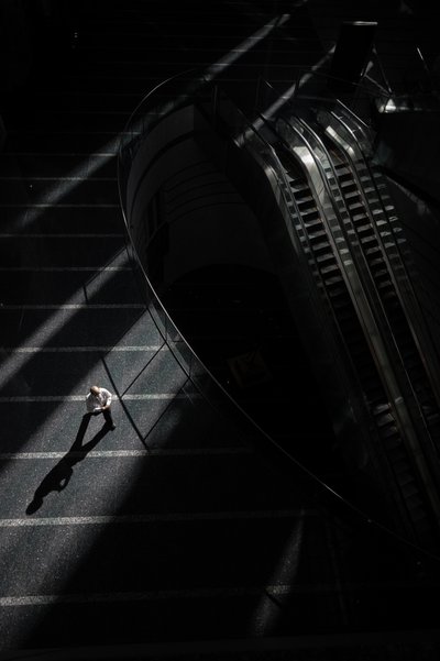 Światło i forma w przestrzeni miejskiej autorstwa Takumi Hiura