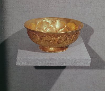 Misa ozdobiona tłoczonymi płatkami lotosu (złoty) autorstwa Tang Dynasty Chinese School