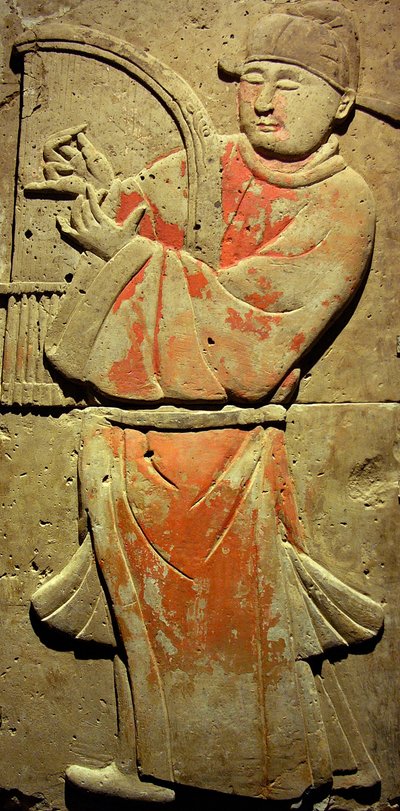Stela z terakoty z muzykiem, dynastia Tang (618-907), odkryta w prowincji Shaanxi, Muzeum Lasu Steles w Xian. Fotografia, Leonard de Selva, Chiny, 2006. autorstwa Tang Dynasty Chinese School