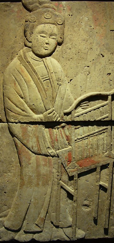 Stela z terakoty z muzykiem, dynastia Tang (618-907), odkryta w prowincji Shaanxi, Muzeum Lasu Steles w Xian. Fotografia, Leonard de Selva, Chiny, 2006. autorstwa Tang Dynasty Chinese School
