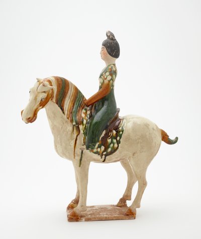 Kobieta na koniu, dynastia Tang, ok. 700-750 (naczynia ceramiczne z glazurą ołowiowo-krzemianową i malowanymi detalami) autorstwa Tang Dynasty Chinese School