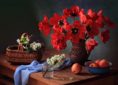Martwa natura z czerwonymi tulipanami na wsi autorstwa Tatyana Skorokhod