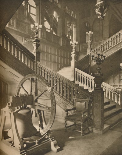 Wspaniałe schody hali spożywczej i wielki dzwon flamandzki o imieniu Martin, c1935. autorstwa Taylor