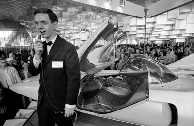 Spiker z futurystycznym eksperymentalnym samochodem z turbiną gazową Firebird III w Gener... autorstwa Ted Spiegel