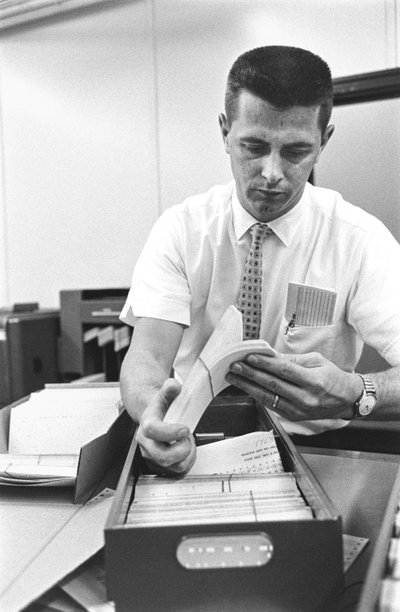 Operator komputerowy Don Murray pracujący z wczesnym komputerem cyfrowym IBM wykorzystującym dziurkacz... autorstwa Ted Spiegel