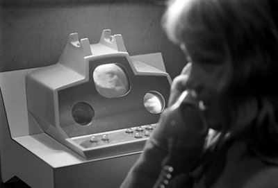 Demonstracja futurystycznej technologii komunikacyjnej Picturephone na Światowych Targach w Seattle autorstwa Ted Spiegel