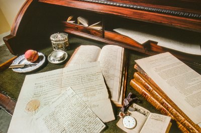 Dokumenty, zegarek i inne pamiątki po Jerzym Waszyngtonie leżą na biurku... autorstwa Ted Spiegel