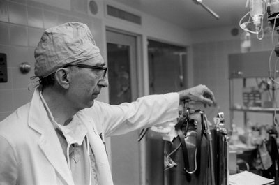 Dr Michael DeBakey, chirurg naczyniowy w Texas Medical Center. autorstwa Ted Spiegel