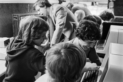 Programy edukacyjne finansowane przez Office of Technology Assessment, agencję federalną... autorstwa Ted Spiegel
