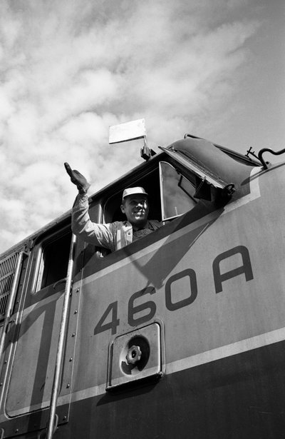 Maszynista Great Northern Railroad macha z kabiny lokomotywy EMD E7 autorstwa Ted Spiegel