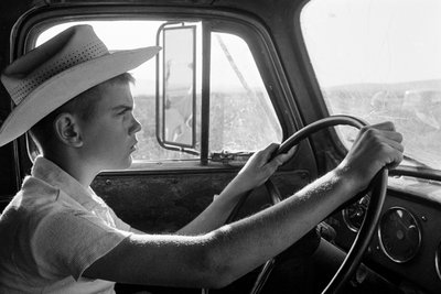 Rodzinny rolnik Ed Ker z A.M. Ker Ranch zajmuje się uprawą roślin... autorstwa Ted Spiegel