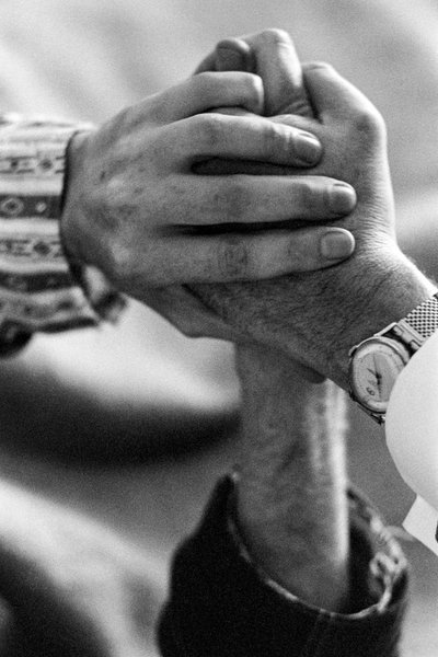 Ręce pacjenta i lekarza podczas leczenia LSD. Eksperymenty z LSD doktora J.... autorstwa Ted Spiegel