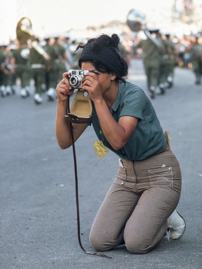 Izraelka fotografuje paschalną paradę wojskową w Jerozolimie. autorstwa Ted Spiegel