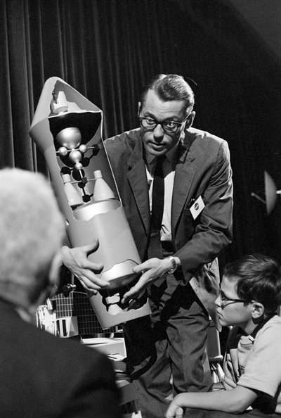 Inżynier NASA wyjaśnia i pokazuje wewnętrzny mechanizm rakiety na Światowych Targach w Seattle autorstwa Ted Spiegel