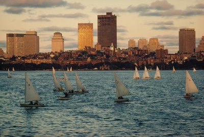 Żaglówki o zachodzie słońca w Charles River Basin, poniżej Beacon Hill. autorstwa Ted Spiegel