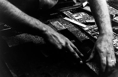 Składacz ustawia zimną czcionkę z maszyny linotypowej dla gazety Frontiersman w P... autorstwa Ted Spiegel