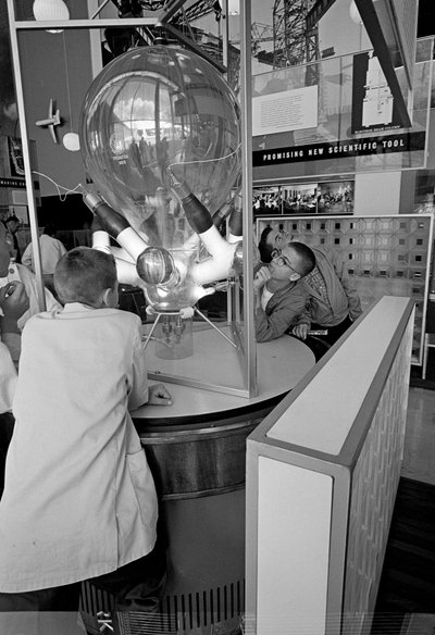 Odwiedzający Targi Światowe w Seattle w 1962 roku podziwiają wystawę naukową. autorstwa Ted Spiegel