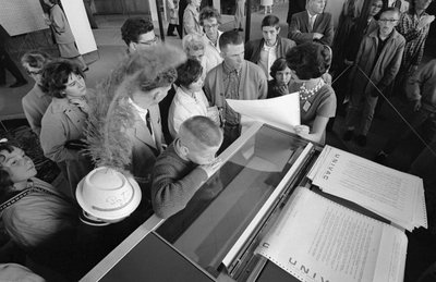 Odwiedzający Targi Światowe w Seattle w 1962 roku oglądają wczesny wyświetlacz komputera mainframe UNIVAC. autorstwa Ted Spiegel